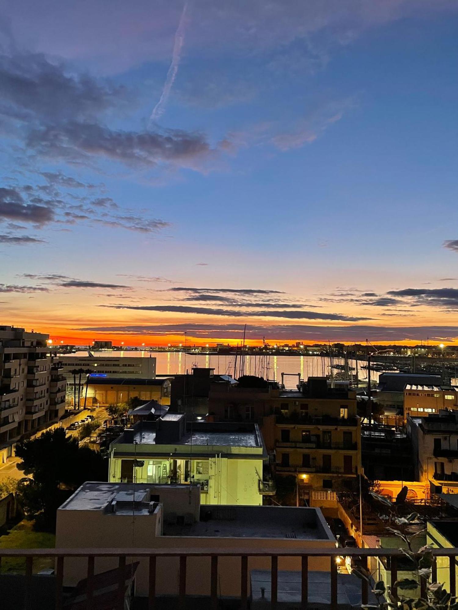 Faro Sul Mare Luxury Apartment - Zona Fiera Bari Luaran gambar